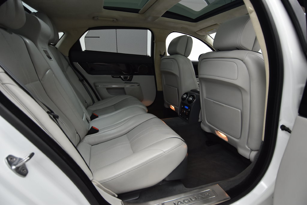Used 2015 Jaguar XJ L Supercharged RWD image 28