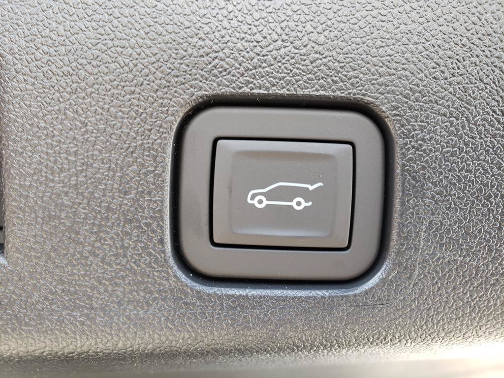 Used 2026 Chevrolet Traverse LT w/ Sun and Wheel Package FWD image 11