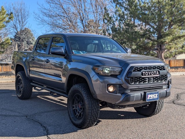 Used 2017 Toyota Tacoma TRD Off-Road image 3