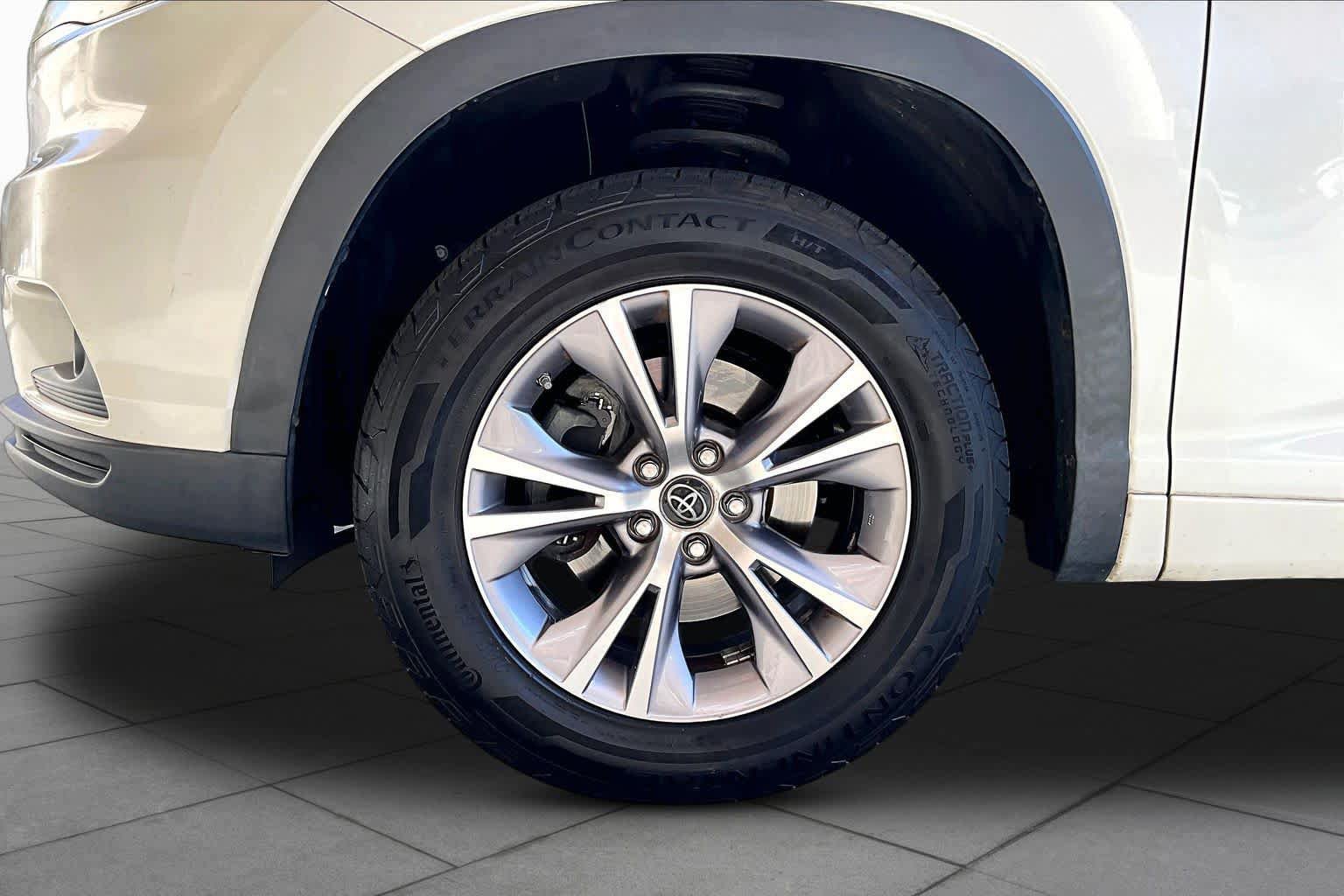 Used 2016 Toyota Highlander Plus FWD image 11