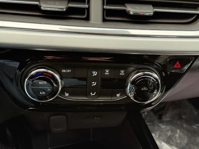 Used 2025 Chevrolet Trax LT w/ Driver Confidence Package image 21