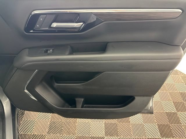 Used 2025 Chevrolet Suburban Z71 AWD/4WD image 23