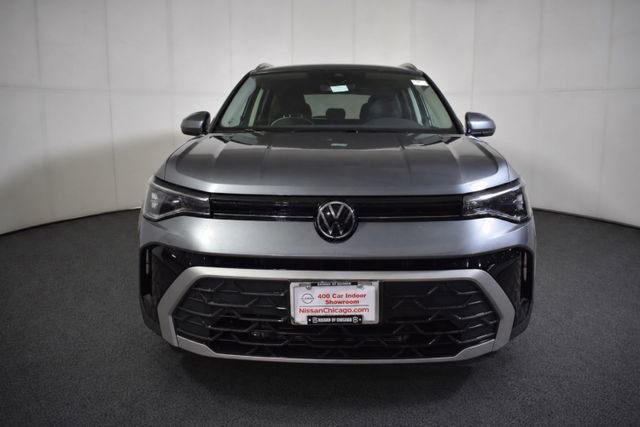 Used 2025 Volkswagen Taos SE AWD/4WD image 2