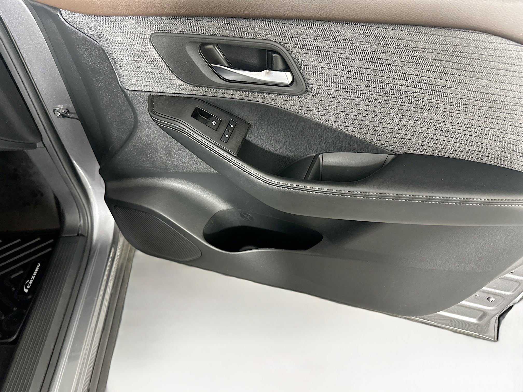 Used 2023 Nissan Rogue SV image 31