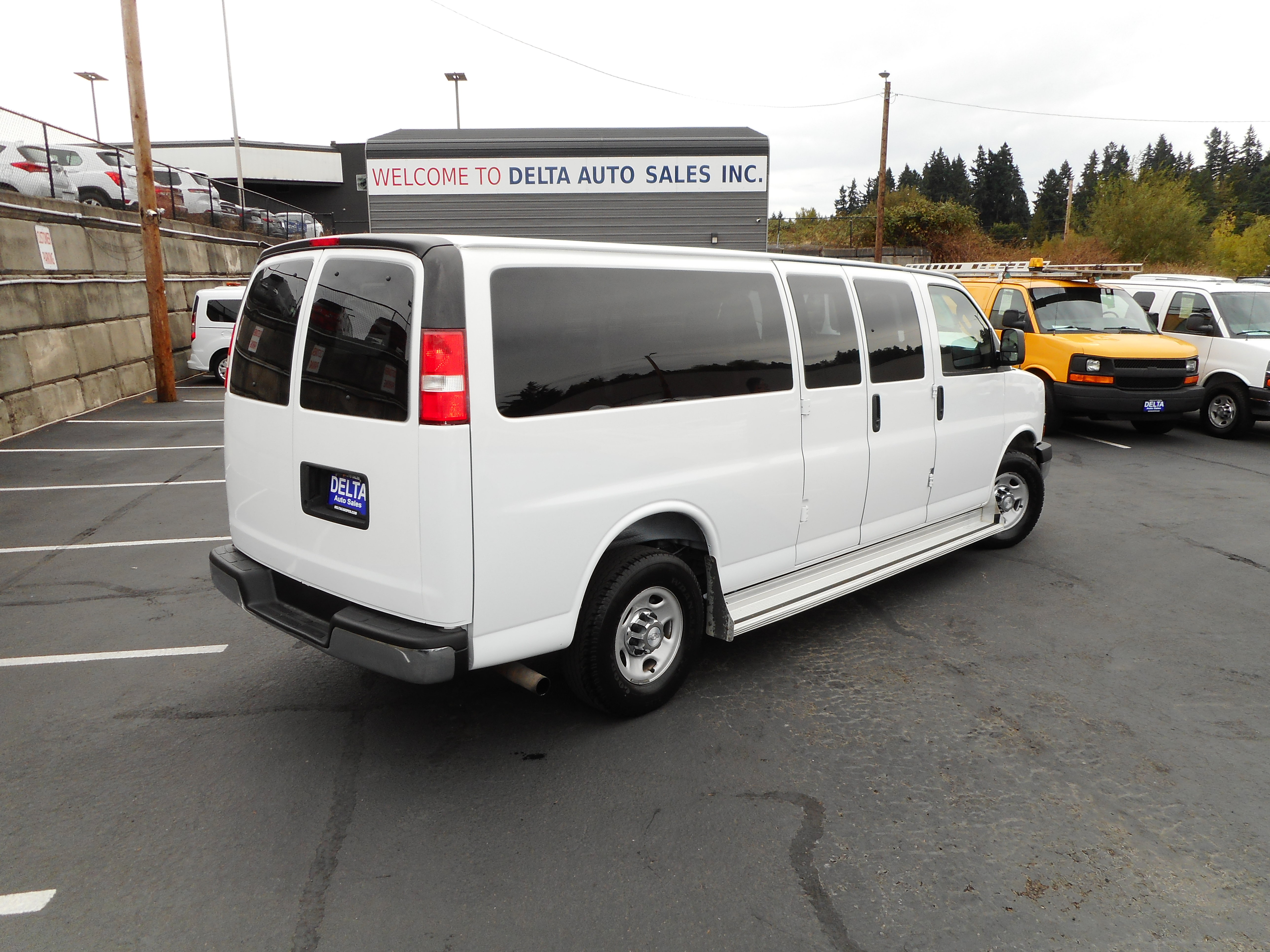 Used 2016 Chevrolet Express 3500 LT w/ LT Preferred Equipment Group RWD image 8