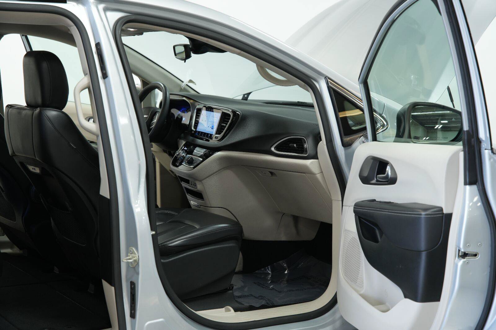 Used 2023 Chrysler Pacifica Touring-L FWD image 11