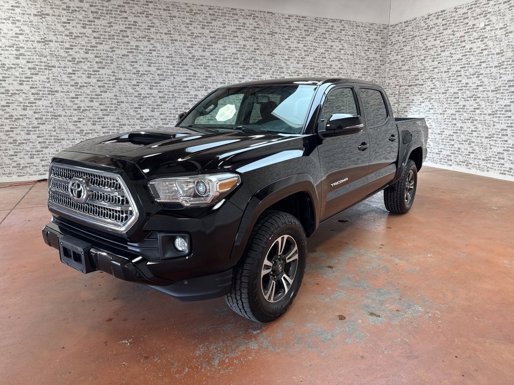 Used 2017 Toyota Tacoma TRD Sport image 3