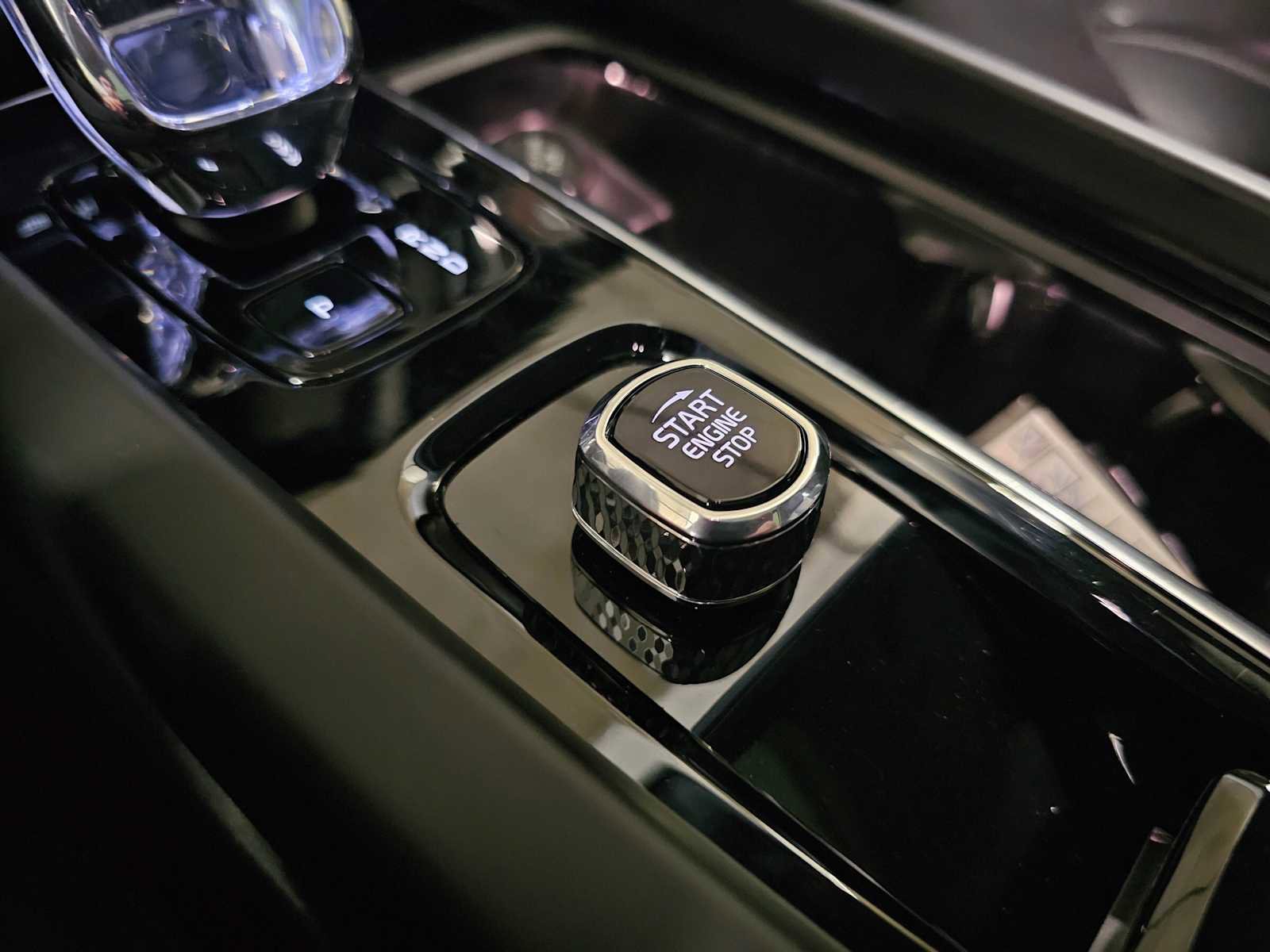 Used 2024 Volvo XC60 B5 Ultimate w/ Protection Package Premier image 23