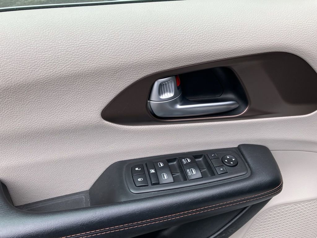 Used 2018 Chrysler Pacifica Touring-L image 8