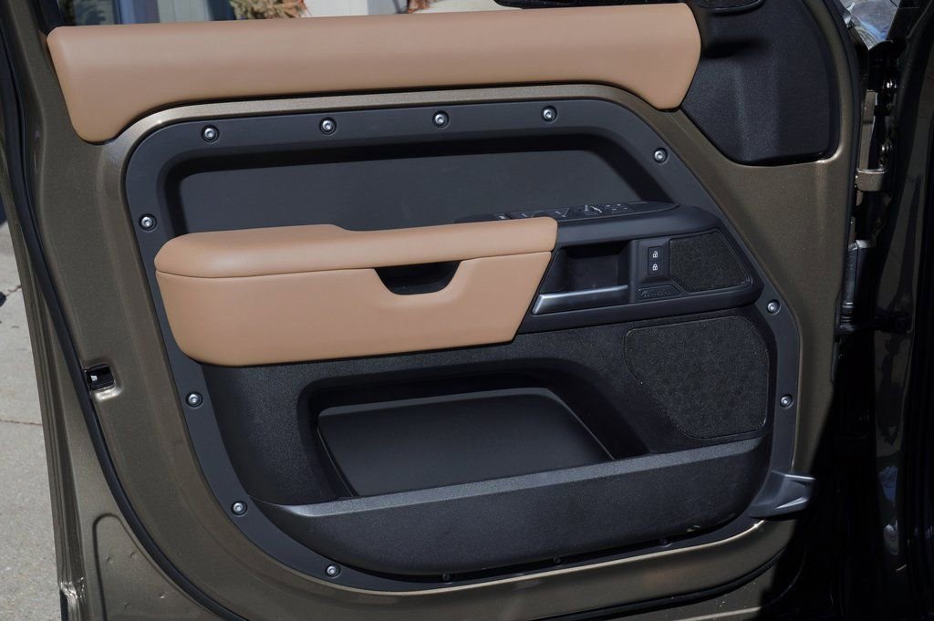 New 2026 Land Rover Defender 130 X-Dynamic SE image 11