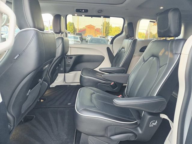 Used 2022 Chrysler Pacifica Limited AWD/4WD image 10