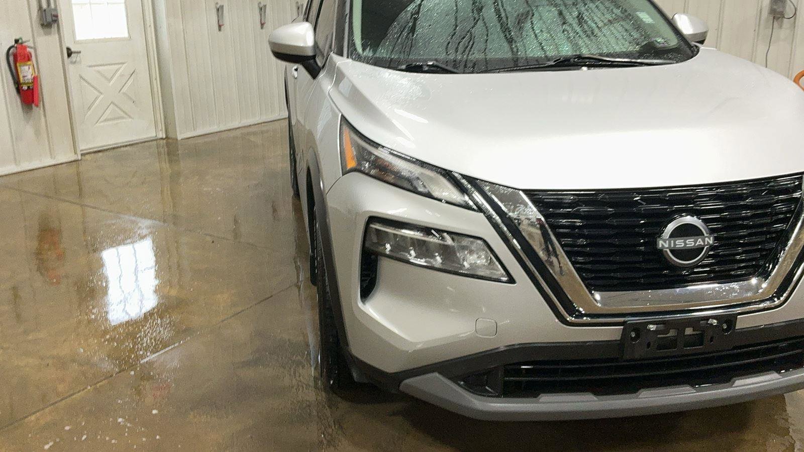 Used 2023 Nissan Rogue SV w/ SV Premium B Package image 3