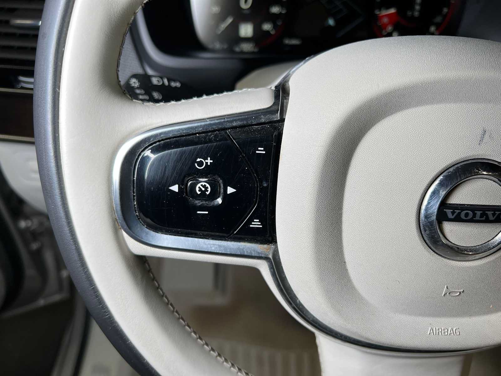 Used 2016 Volvo XC90 T6 Momentum w/ Momentum Plus Package AWD/4WD image 31