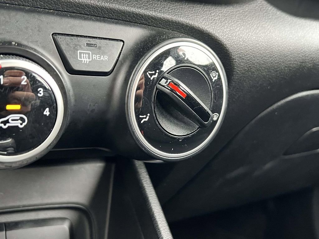 Certified 2023 Hyundai Venue SE FWD image 33