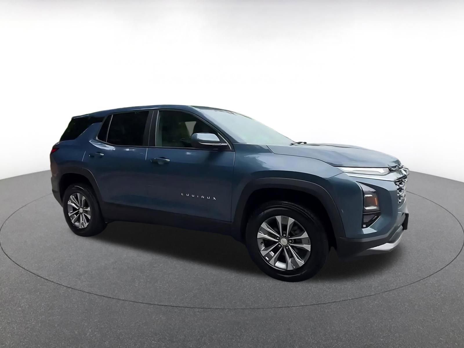 Used 2025 Chevrolet Equinox LT FWD image 2