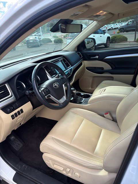 Used 2019 Toyota Highlander XLE w/ Carpet Mat Package (TMS) AWD/4WD image 18