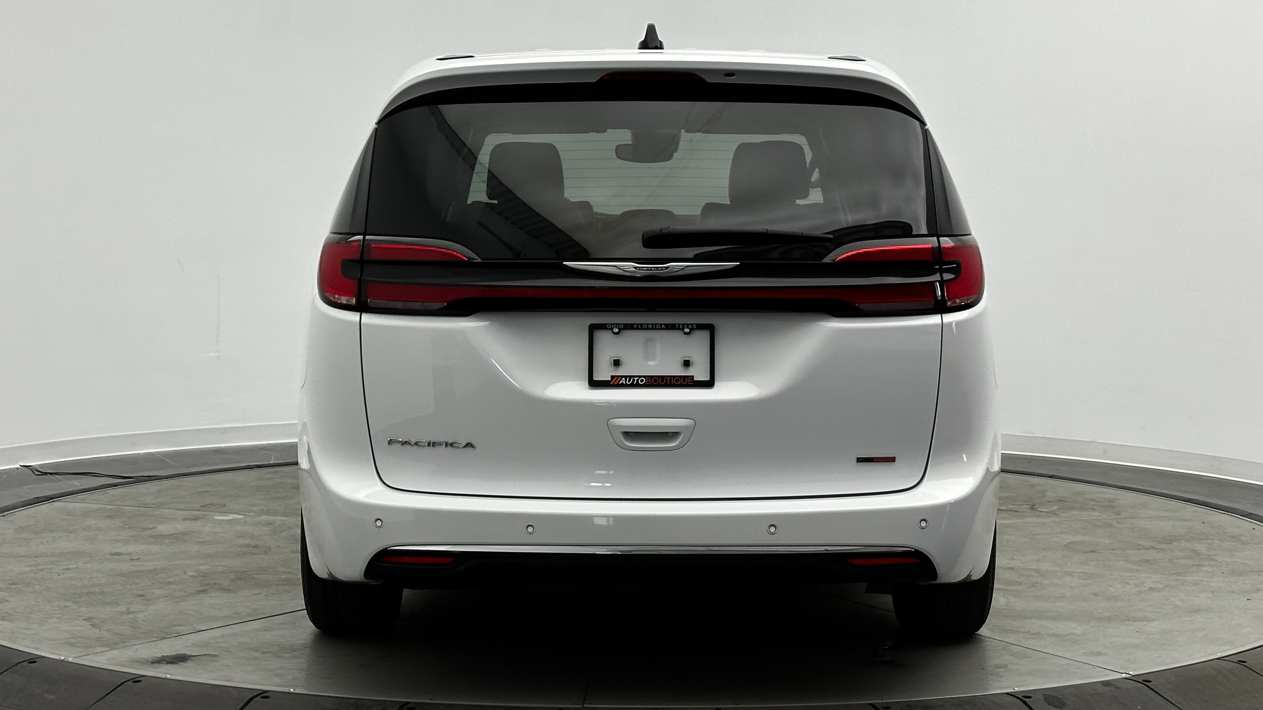 Used 2024 Chrysler Pacifica Touring-L image 6