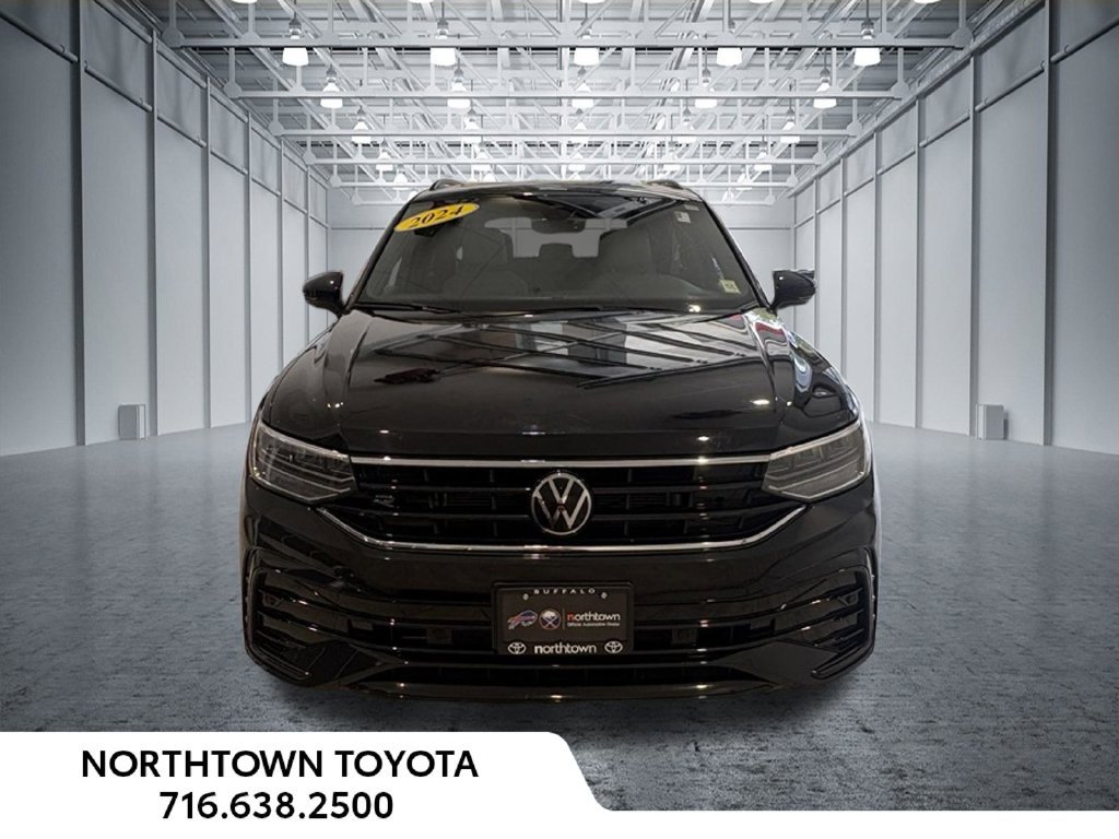 Used 2024 Volkswagen Tiguan SE R-Line AWD/4WD image 3