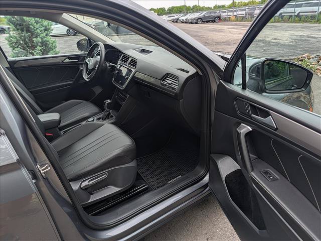Used 2023 Volkswagen Tiguan SE w/ Panoramic Sunroof Package AWD/4WD image 11