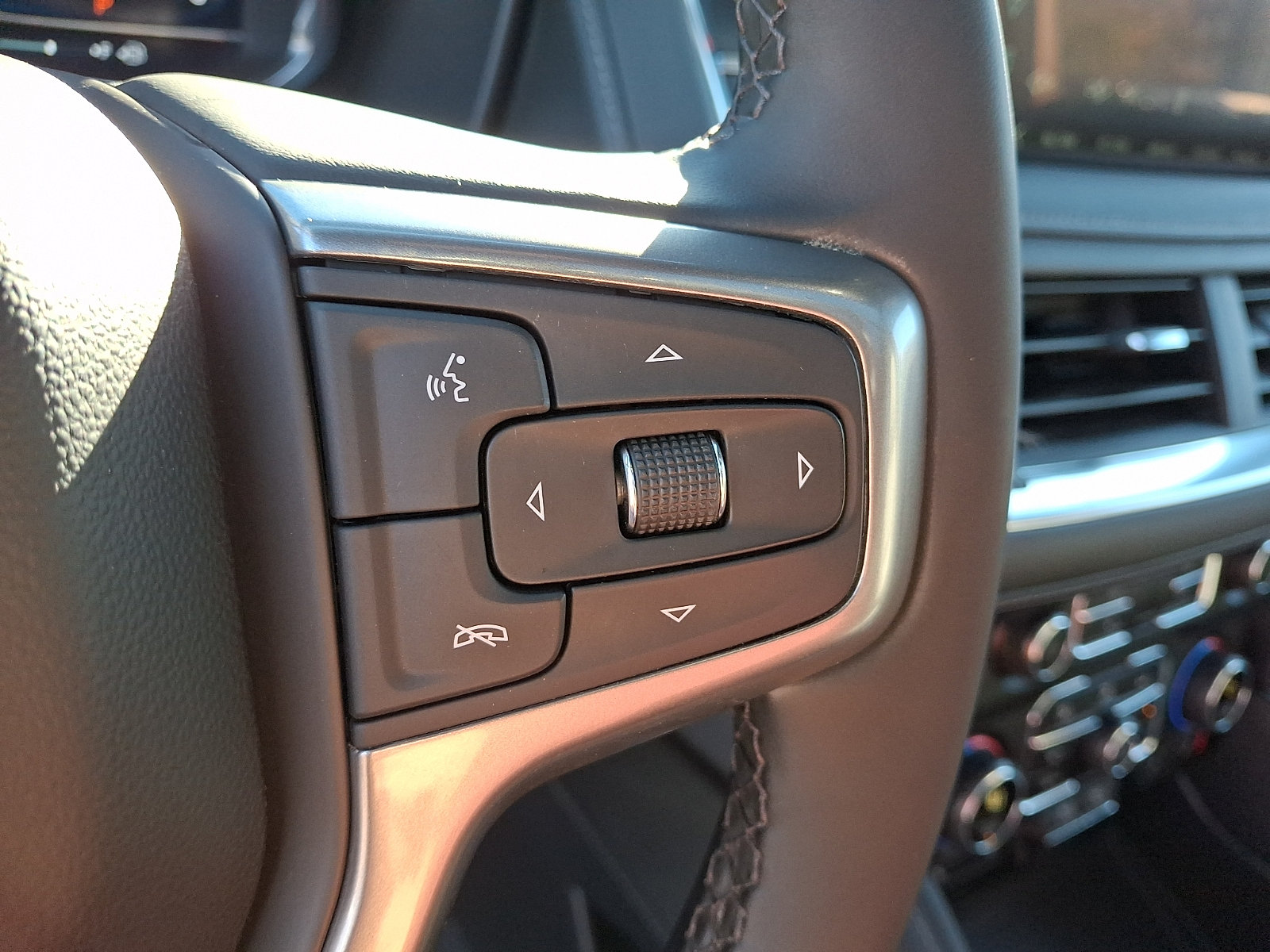 Used 2024 Chevrolet Suburban Z71 w/ Luxury Package AWD/4WD image 23