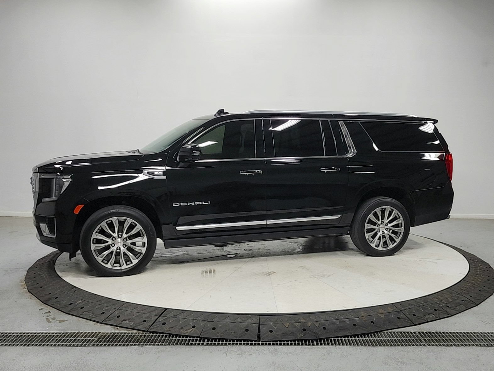 Used 2021 GMC Yukon XL Denali AWD/4WD image 4