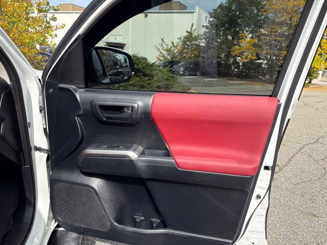 Used 2018 Toyota Tacoma SR5 RWD image 31