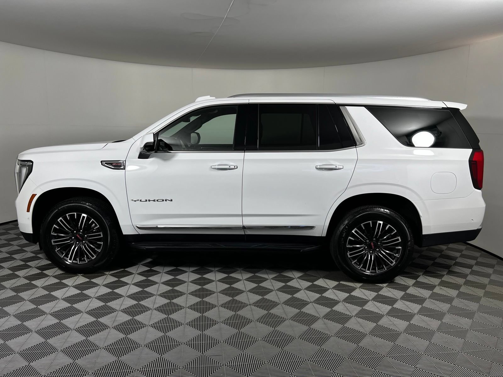 Used 2025 GMC Yukon Elevation AWD/4WD image 8