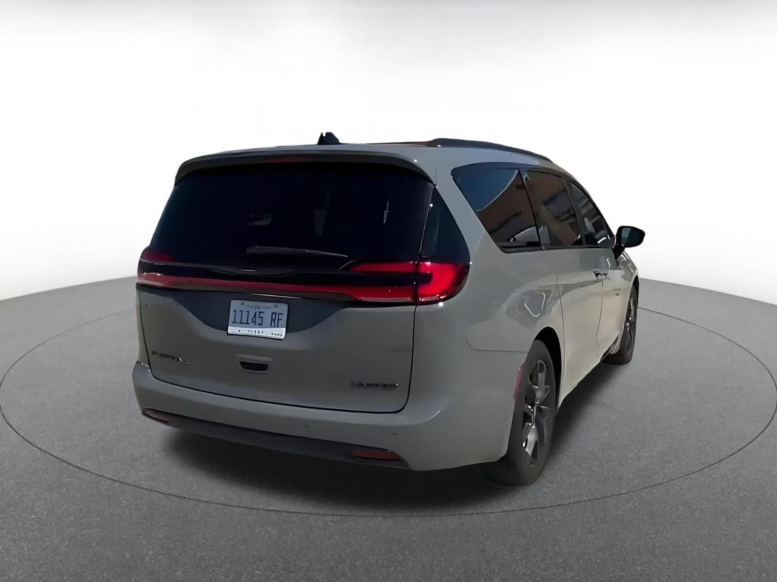 Used 2025 Chrysler Pacifica Limited FWD image 14