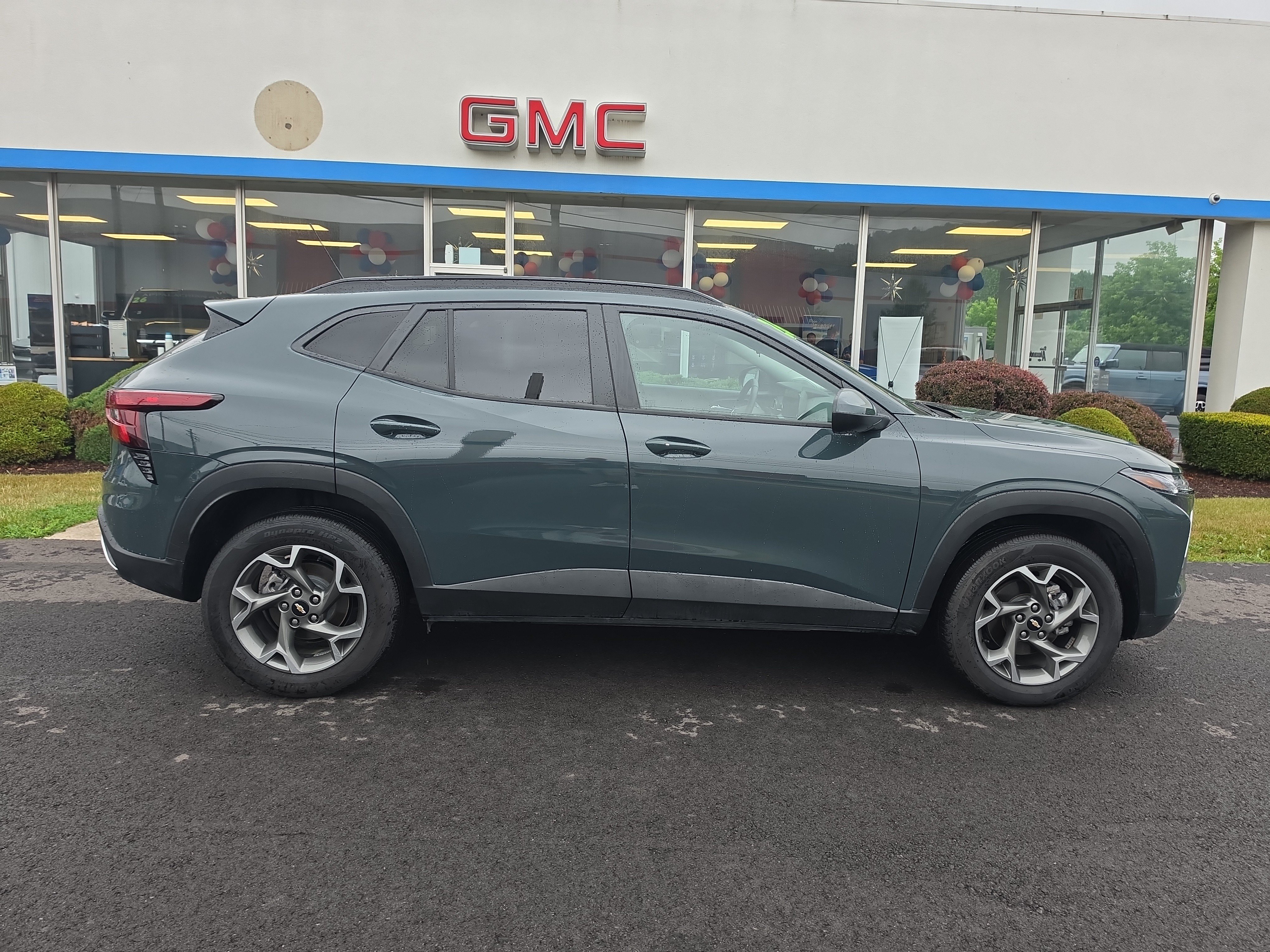 Used 2026 Chevrolet Trax LT w/ Sunroof Package FWD image 2