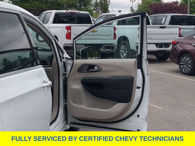 Used 2023 Chrysler Pacifica Touring-L FWD image 39