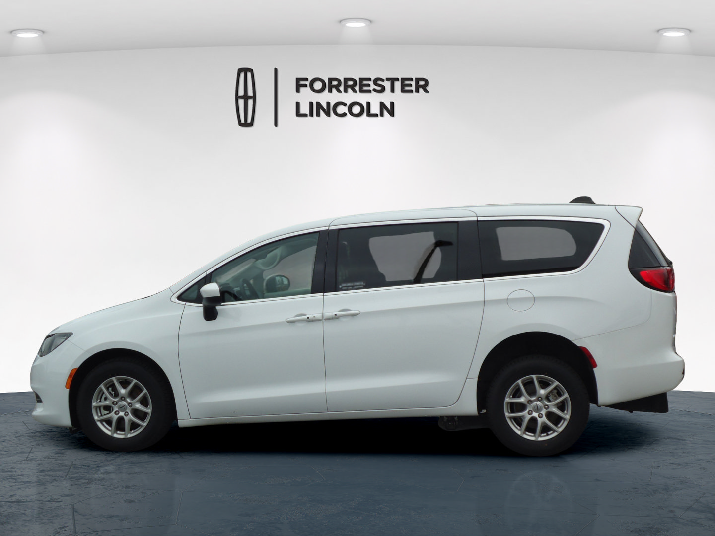 Used 2023 Chrysler Voyager LX FWD image 10