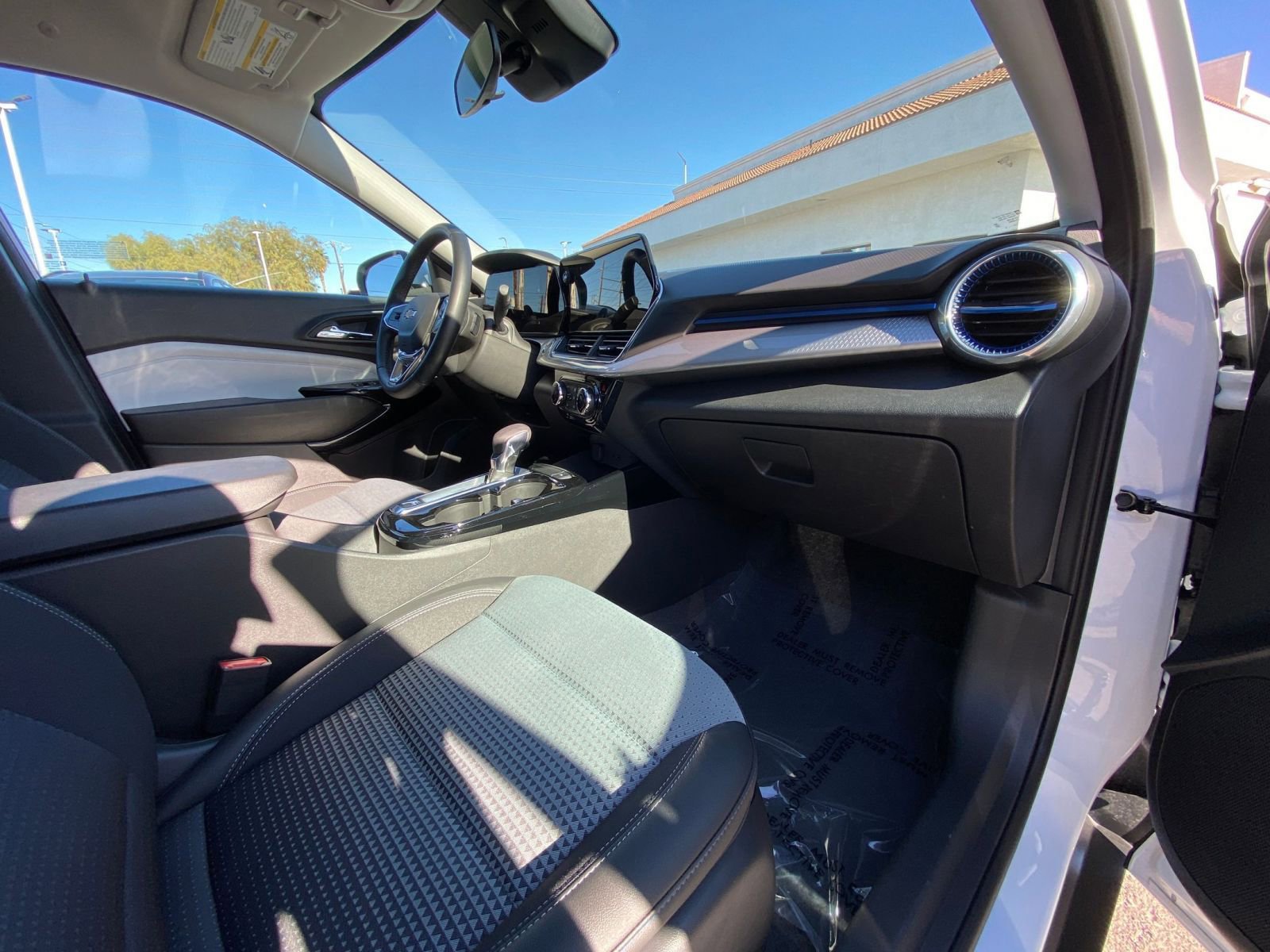 Used 2025 Chevrolet Trax LT w/ LT Convenience Package image 35