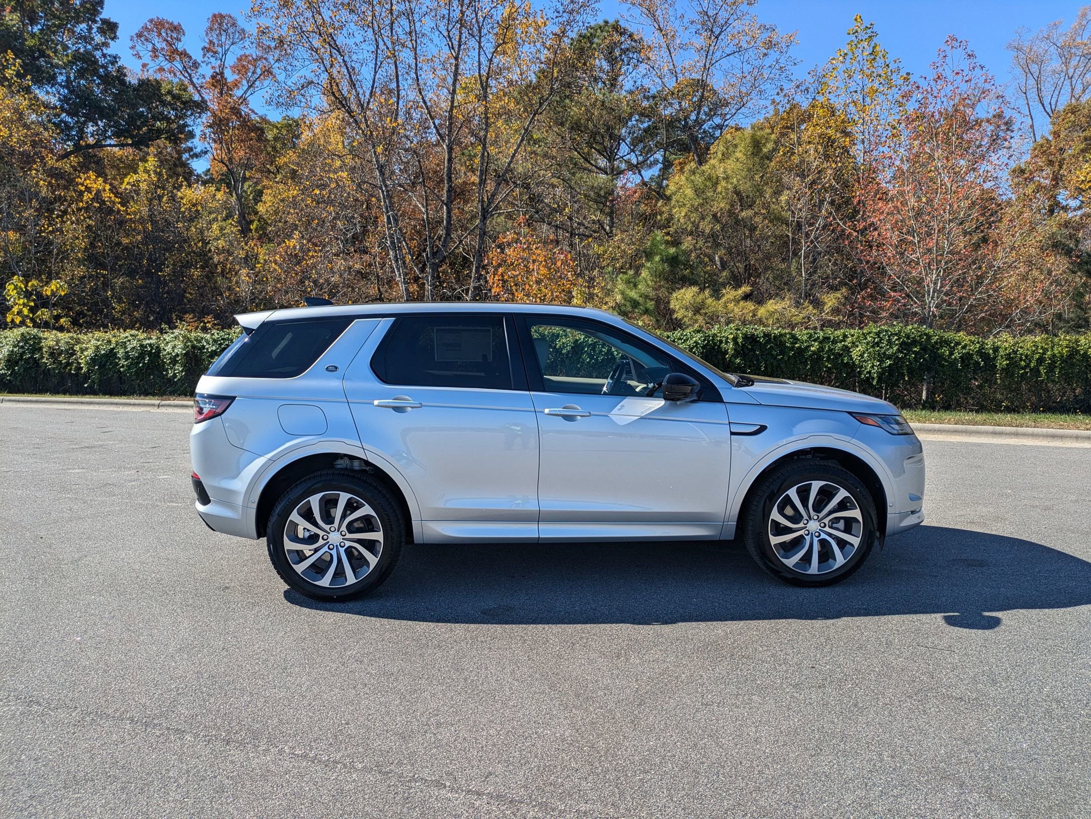 New 2025 Land Rover Discovery Sport S image 4