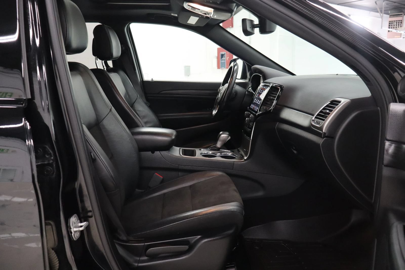 Used 2019 Jeep Grand Cherokee Altitude AWD/4WD image 23
