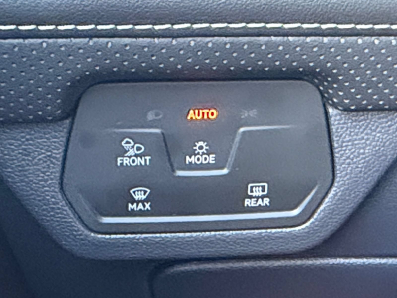 Used 2025 Volkswagen Atlas Cross Sport SE AWD/4WD image 34