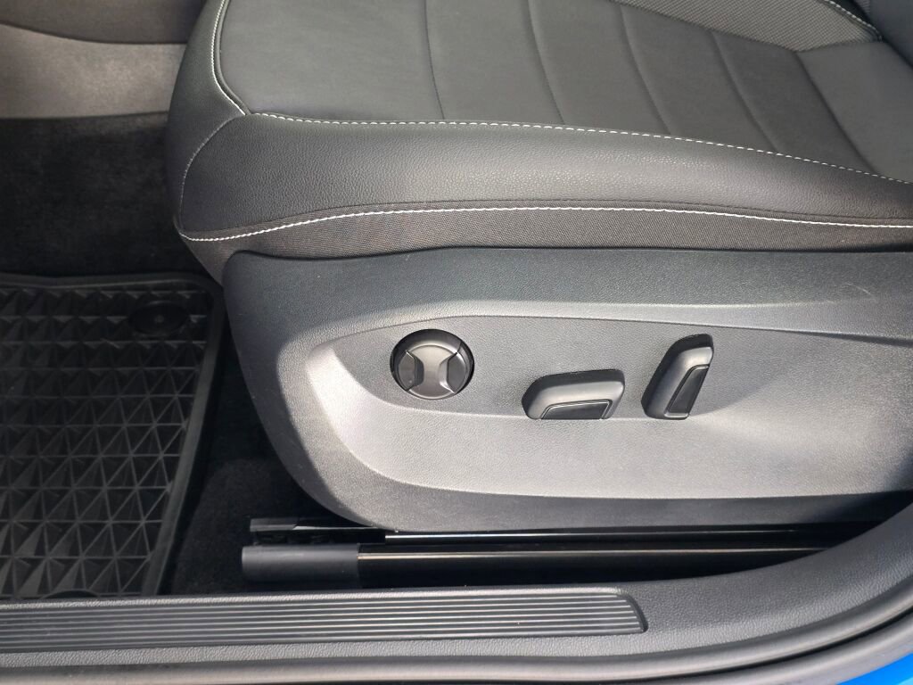 Used 2024 Volkswagen Taos SE image 25