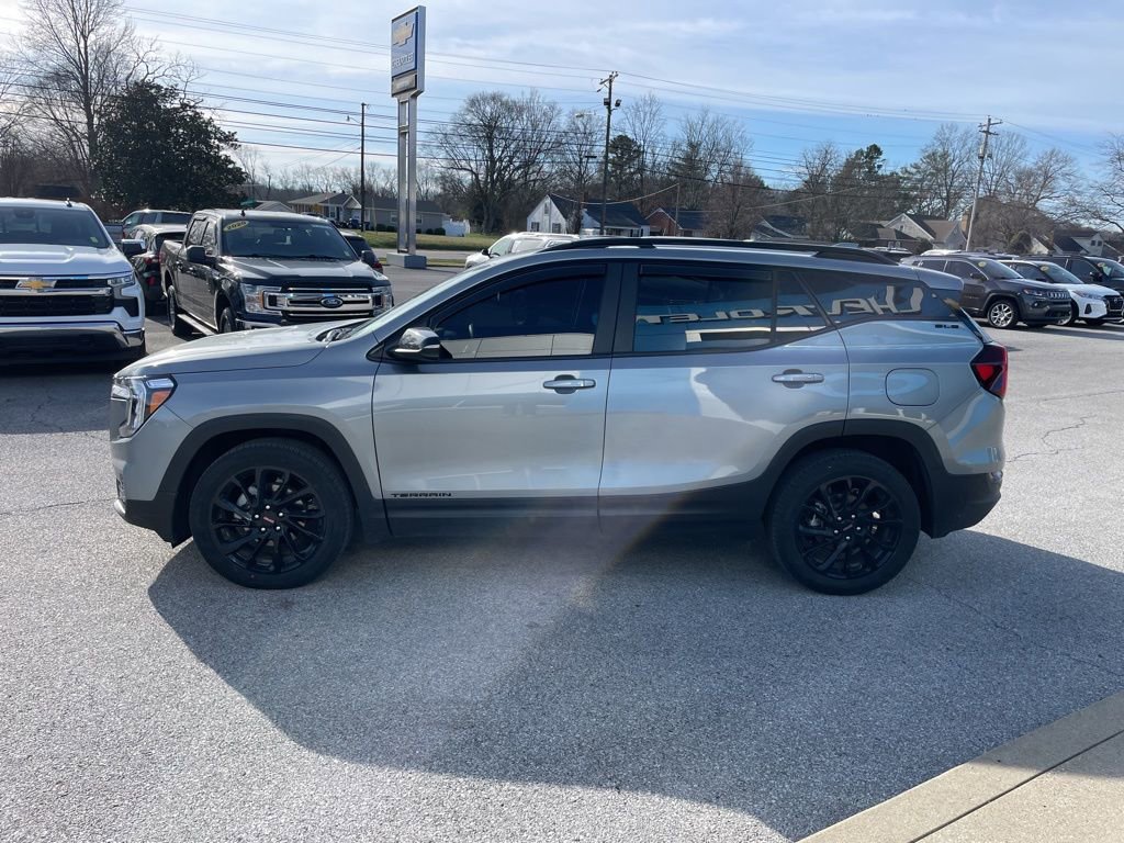 Used 2024 GMC Terrain SLE w/ Elevation Edition image 5