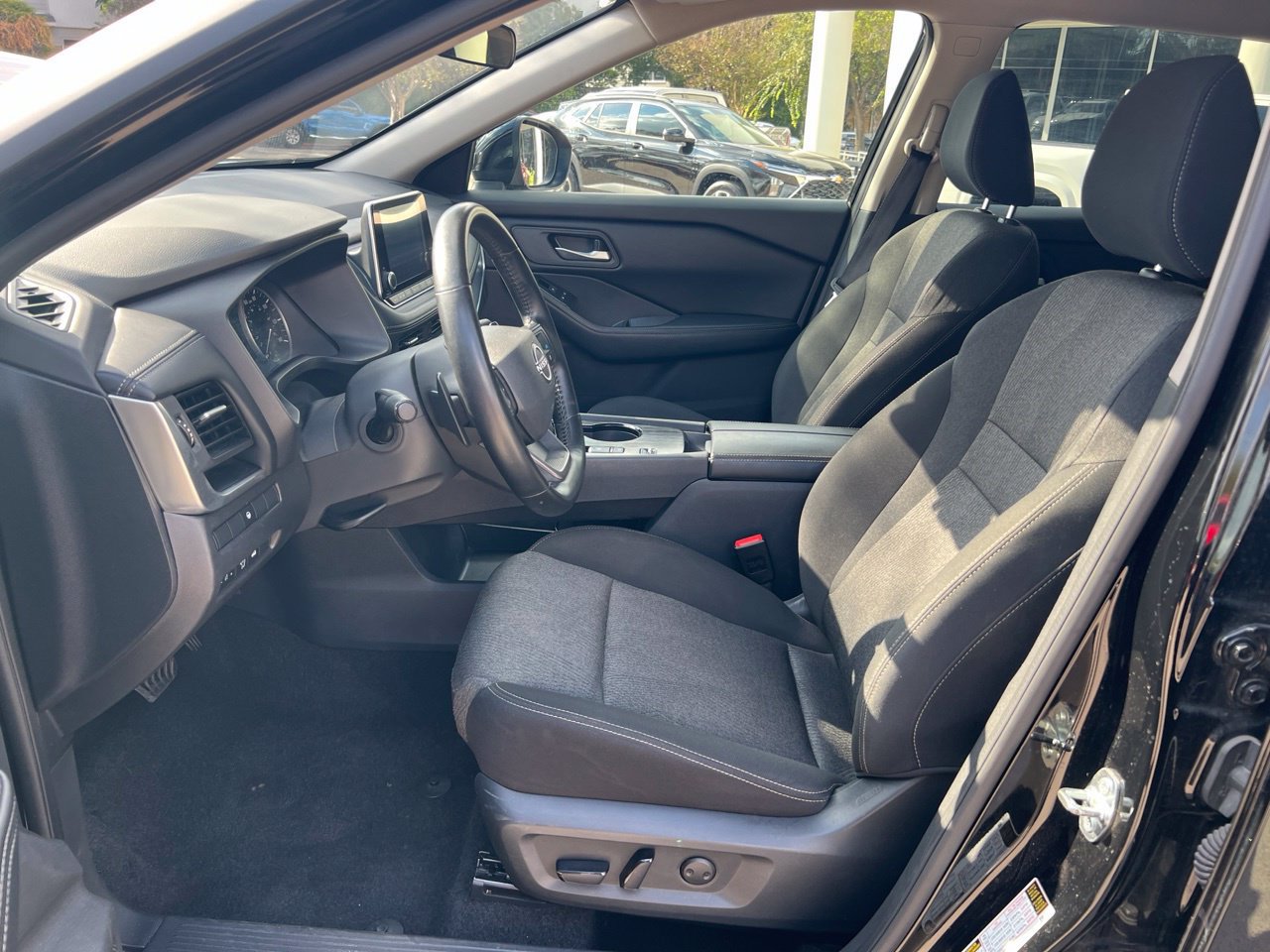 Used 2025 Nissan Rogue SV FWD image 9