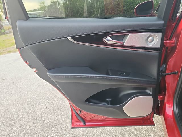 Used 2021 Lincoln Nautilus Reserve w/ Equipment Group 202A image 10