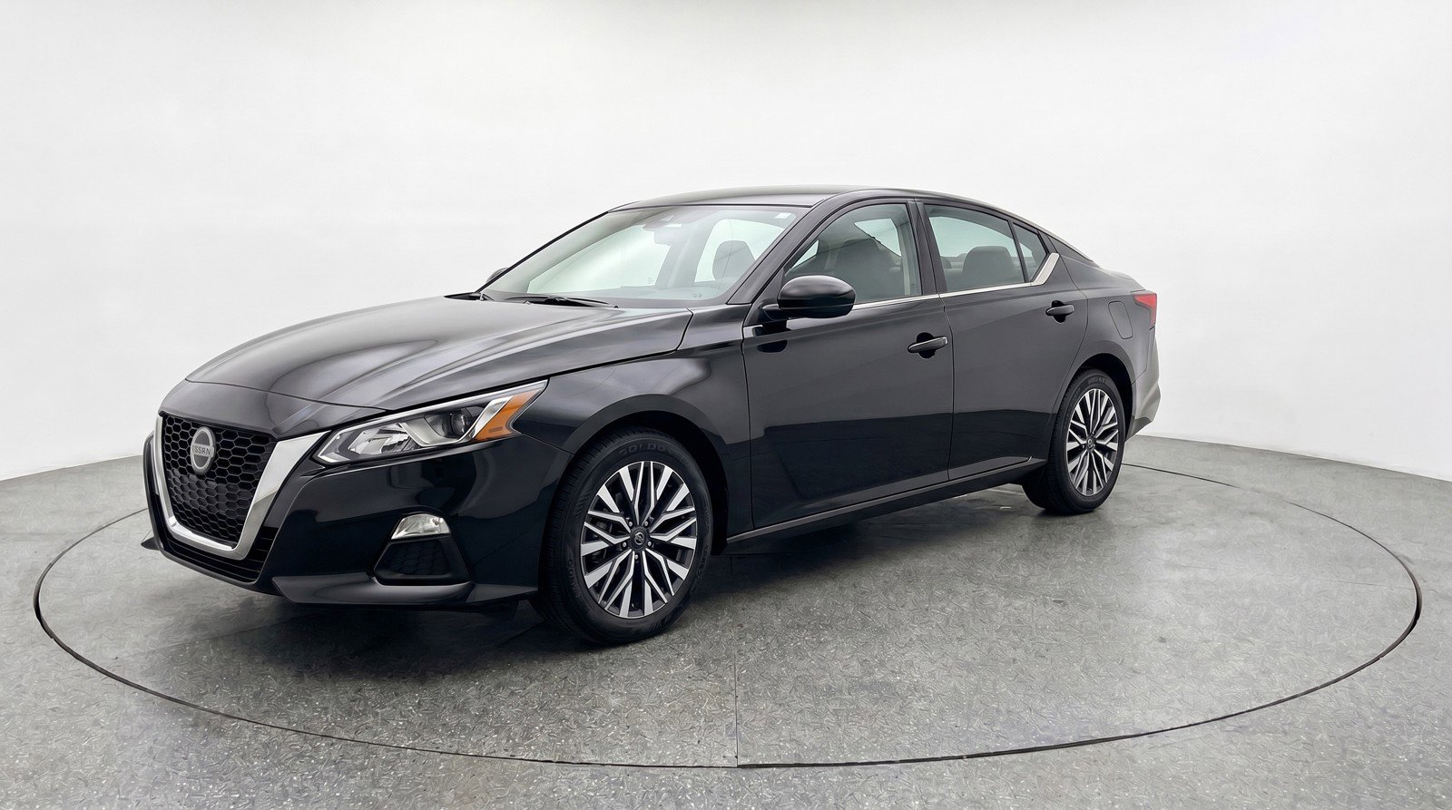 Used 2025 Nissan Altima 2.5 SV FWD image 3