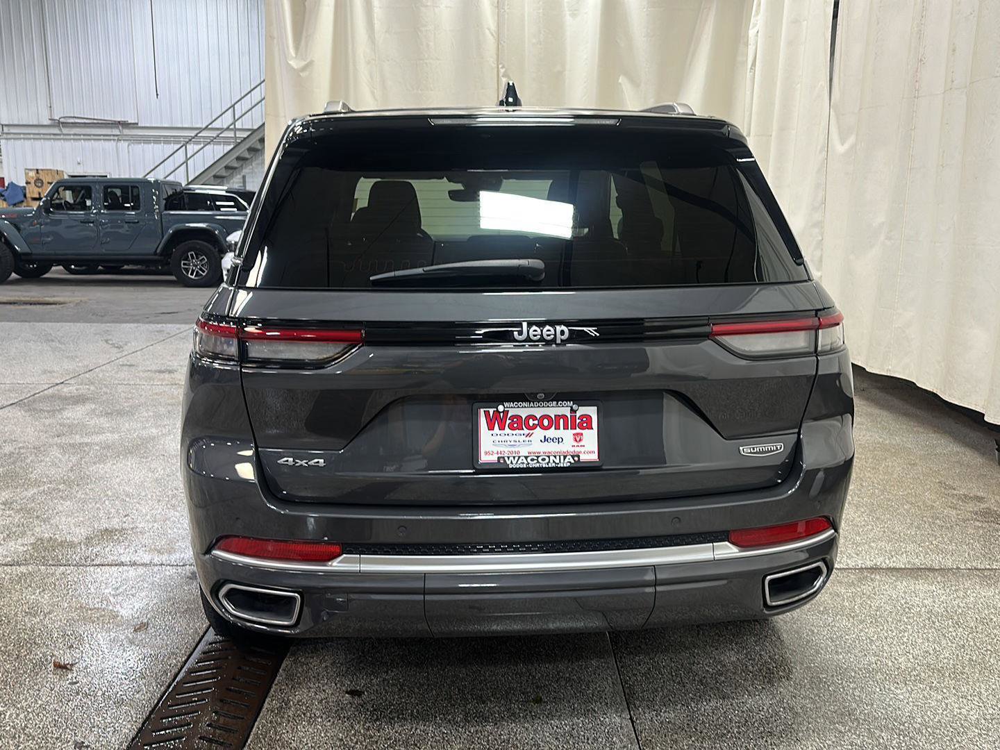 Used 2022 Jeep Grand Cherokee Summit w/ Luxury Tech Group V AWD/4WD image 4