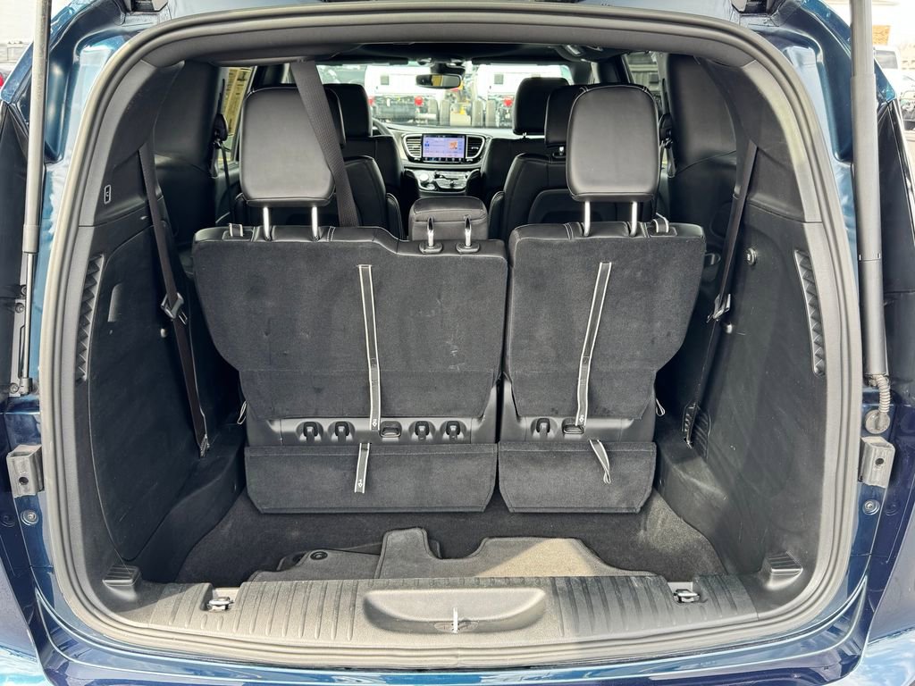 Used 2025 Chrysler Pacifica Select image 16