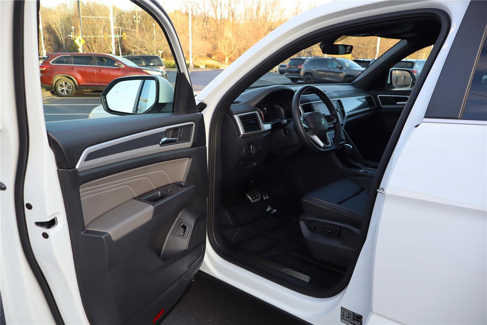 Used 2021 Volkswagen Atlas Cross Sport SE image 12