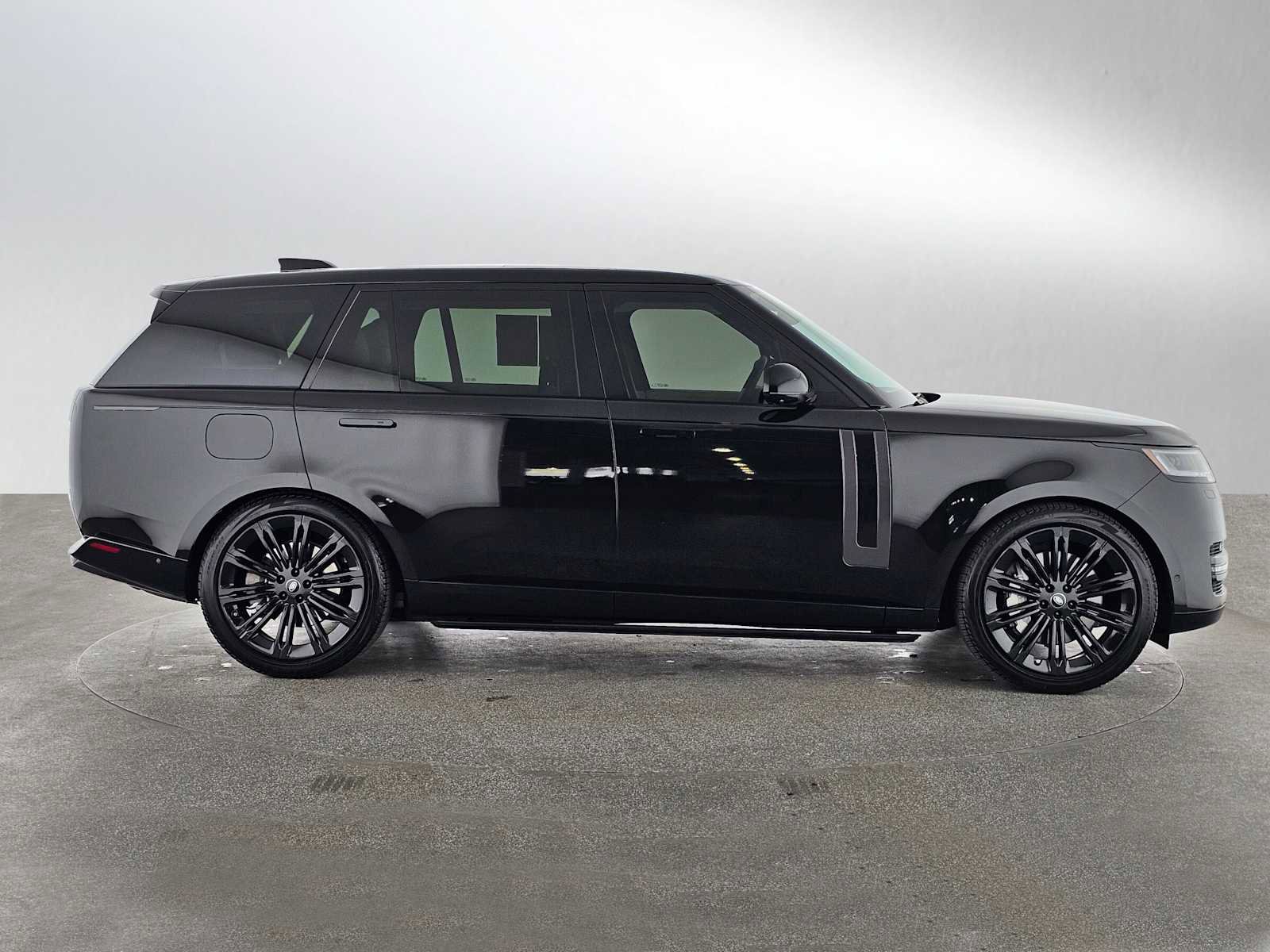 Used 2024 Land Rover Range Rover Long Wheelbase SE image 2