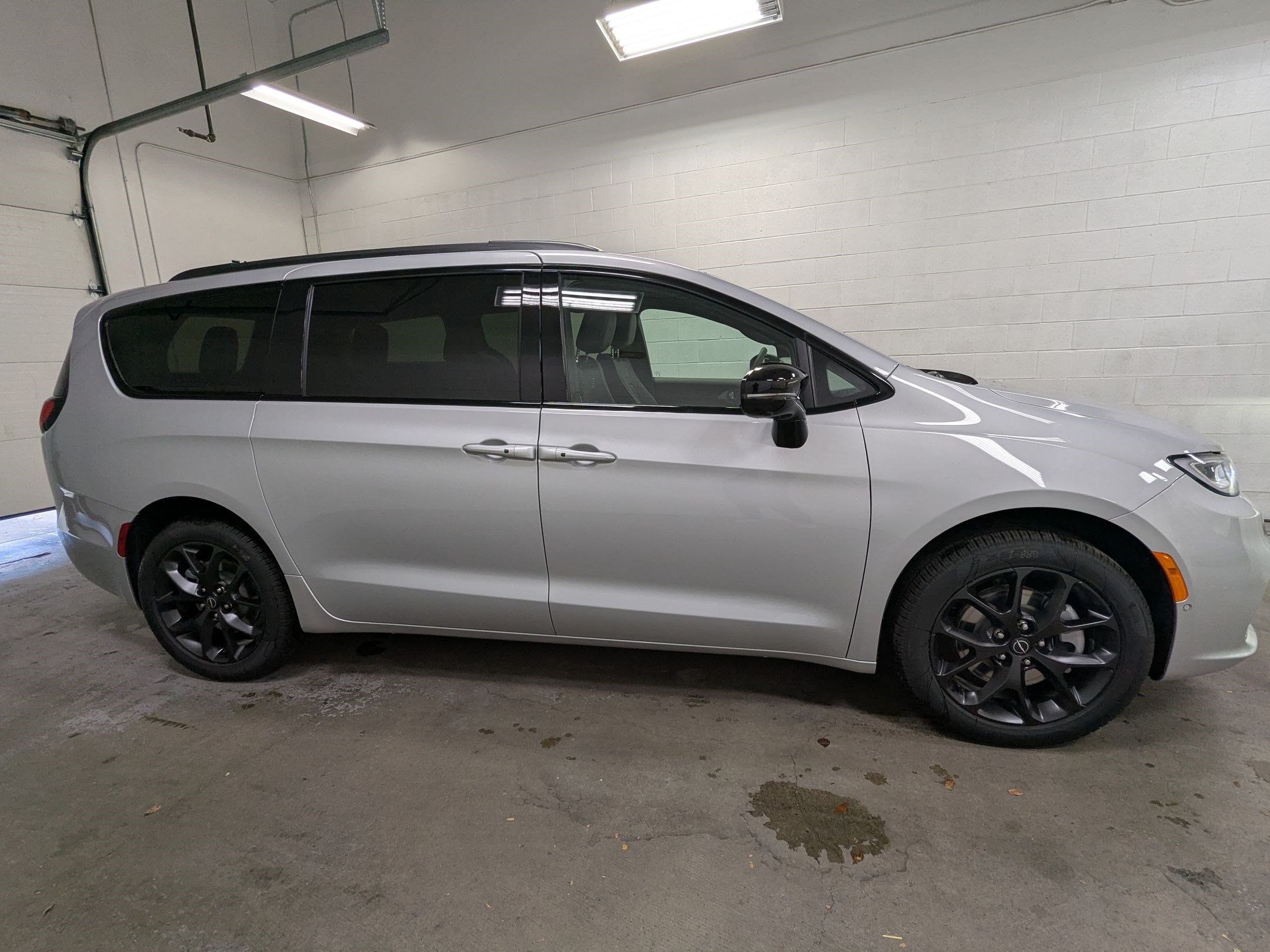 New 2026 Chrysler Pacifica Limited w/ S Appearance Package AWD/4WD image 3