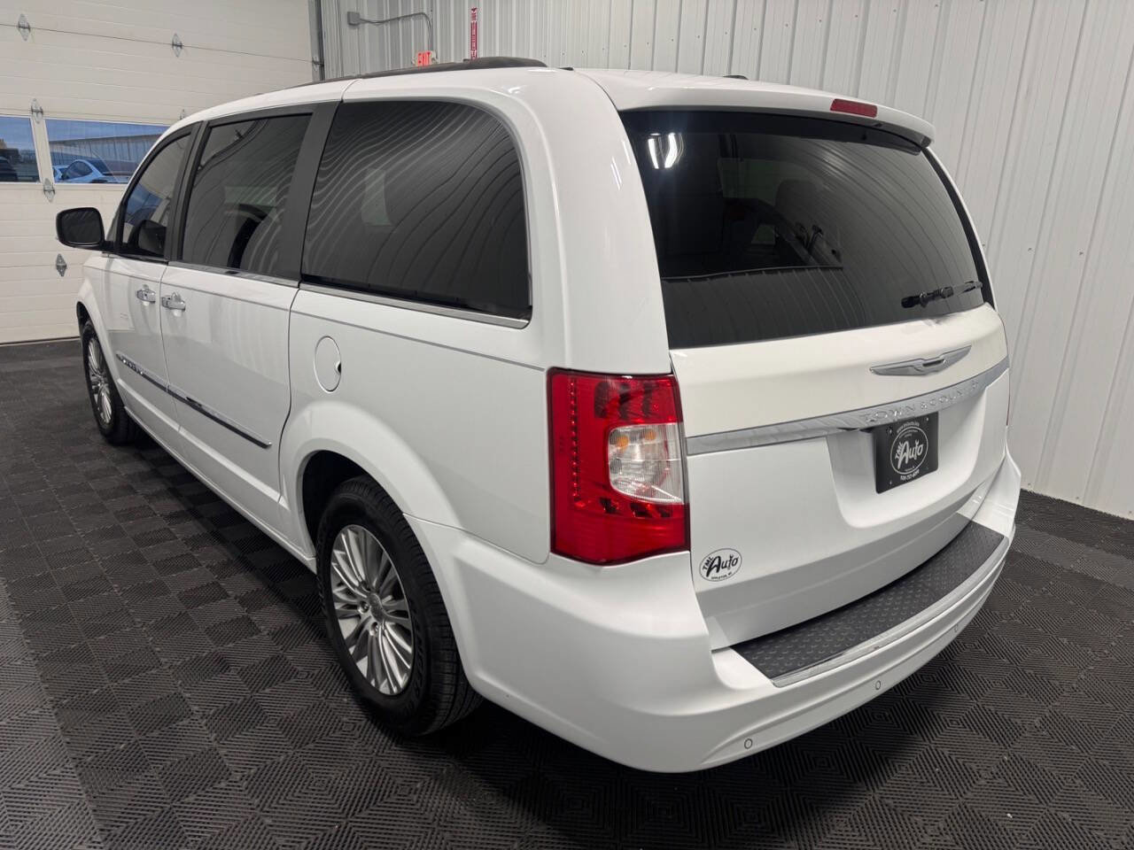 Used 2015 Chrysler Town & Country Touring-L w/ Driver Convenience Group image 4