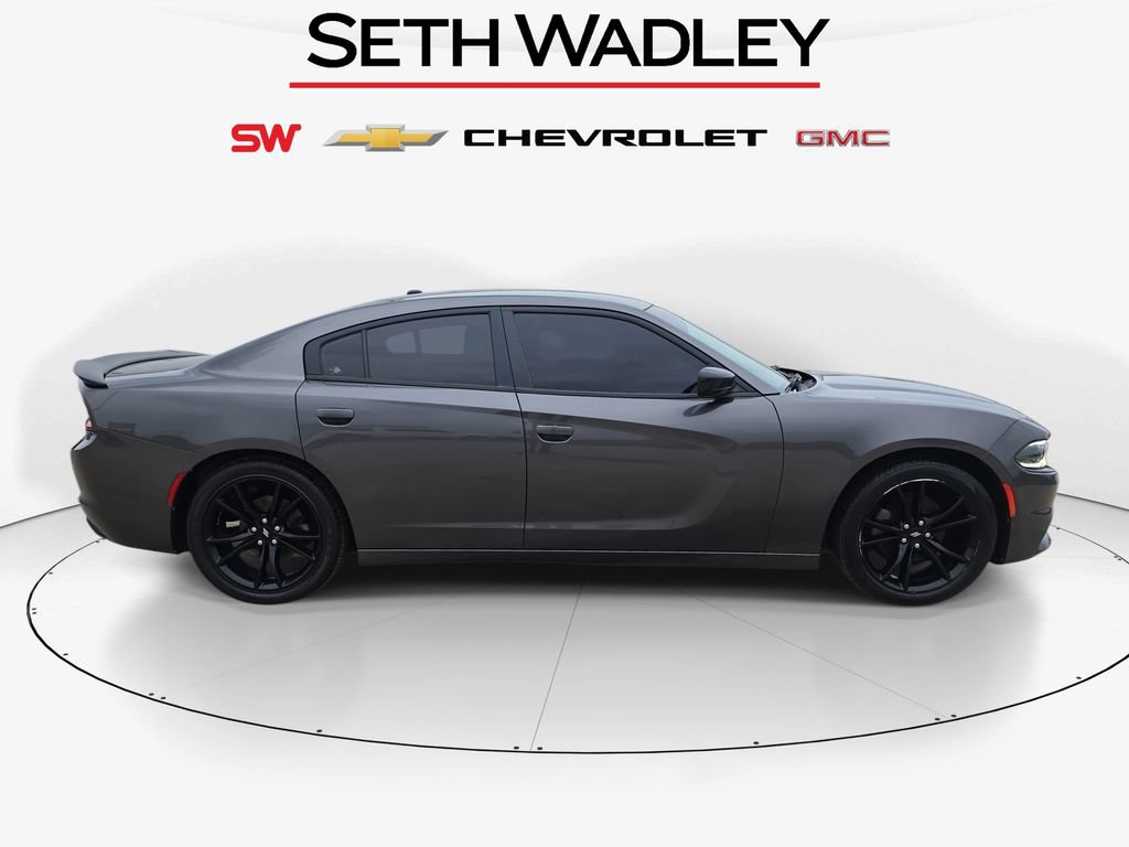 Used 2018 Dodge Charger SXT w/ Blacktop Package RWD image 8
