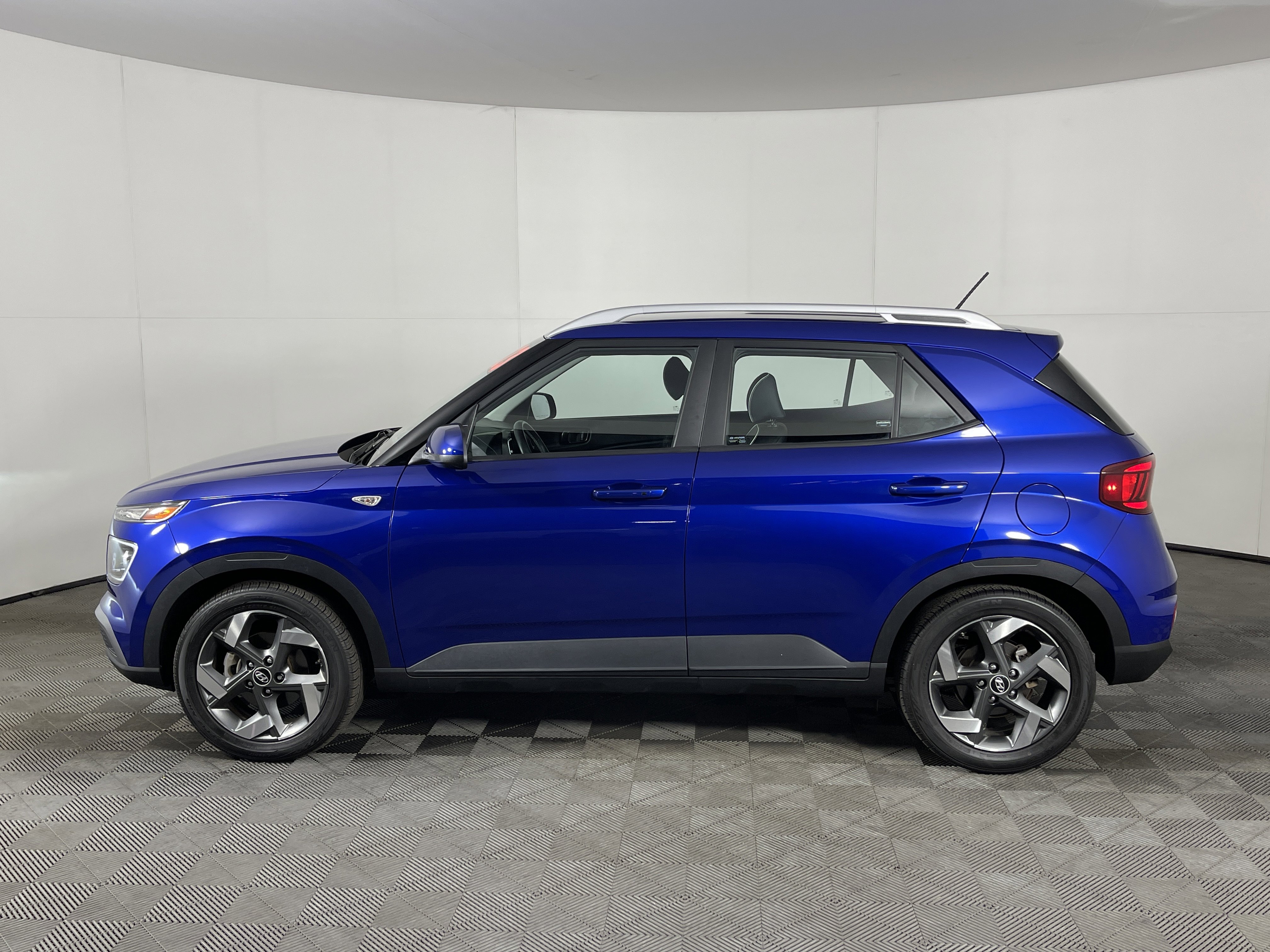 Used 2023 Hyundai Venue Limited image 3