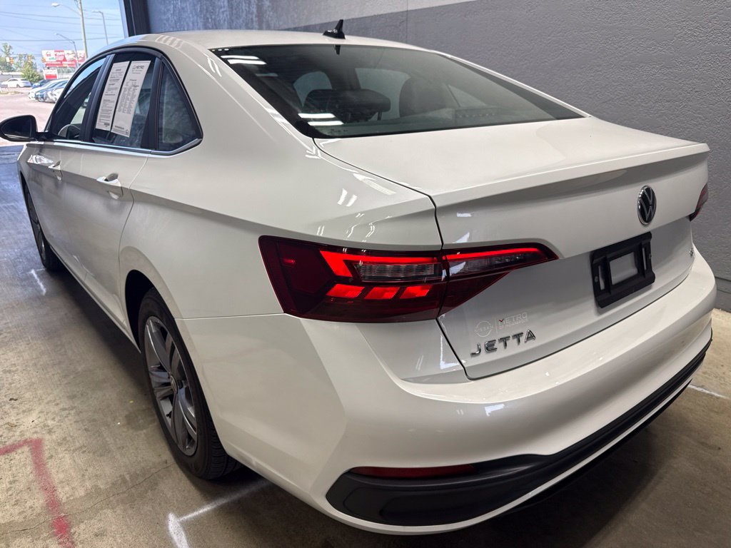 Used 2023 Volkswagen Jetta SE w/ Panoramic Sunroof Package FWD image 9