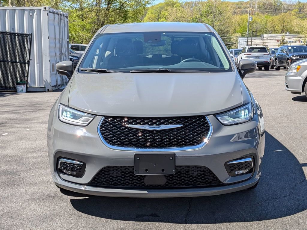 Used 2023 Chrysler Pacifica Touring-L FWD image 10